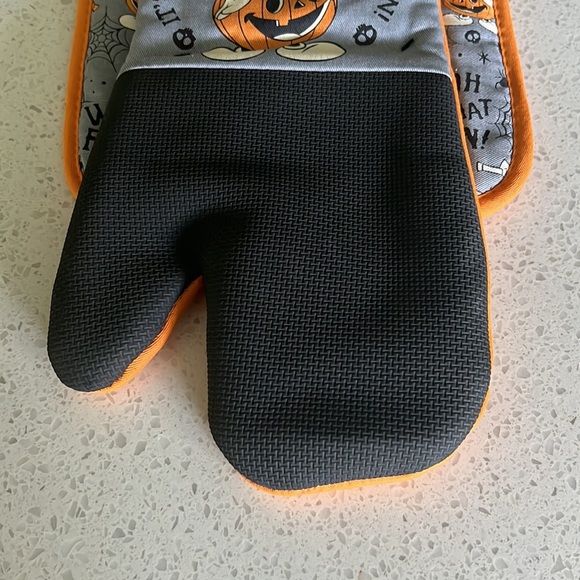 Disney Mickey Mouse Halloween Oven Mitt and Pot Holder Set - Picture 3 of 6